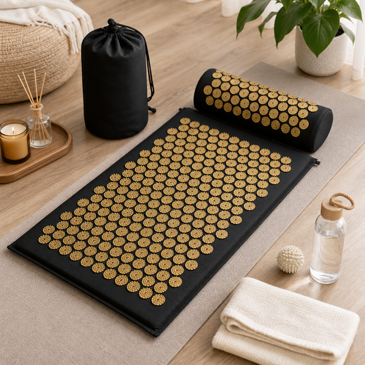 Schwarz goldene Akupressurmatte mit Kissen in Wellness Szene