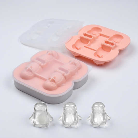 Pinguin-Eiswürfelform mit fertigen Pinguin-Eiswürfeln