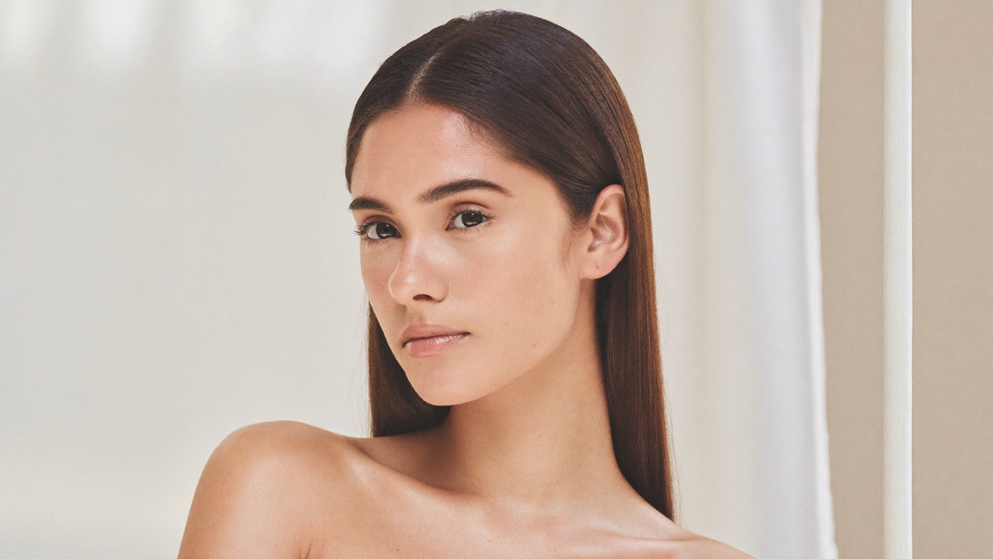 Junge Frau mit gesundem, glänzendem Haar – schonendes Styling und Hitzeschutz