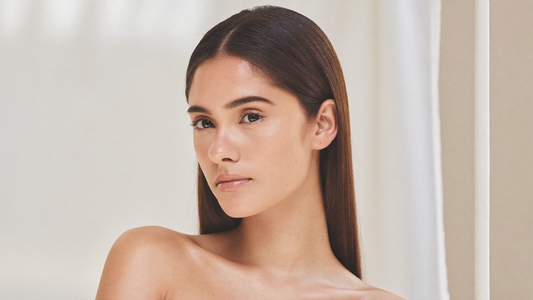 Junge Frau mit gesundem, glänzendem Haar – schonendes Styling und Hitzeschutz