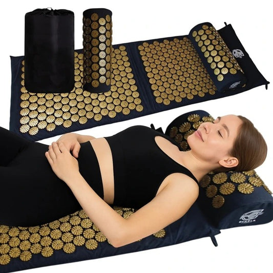 Schwarze Akupressurmatte mit goldenen Druckpunkten und Kissen