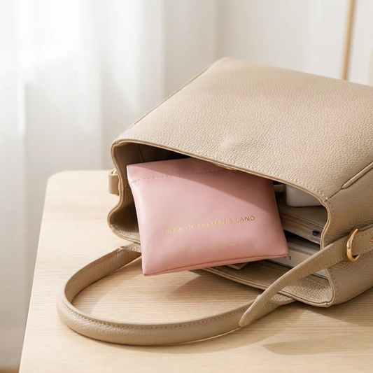 Damenbinden-Tasche Rosa, elegante Detailansicht
