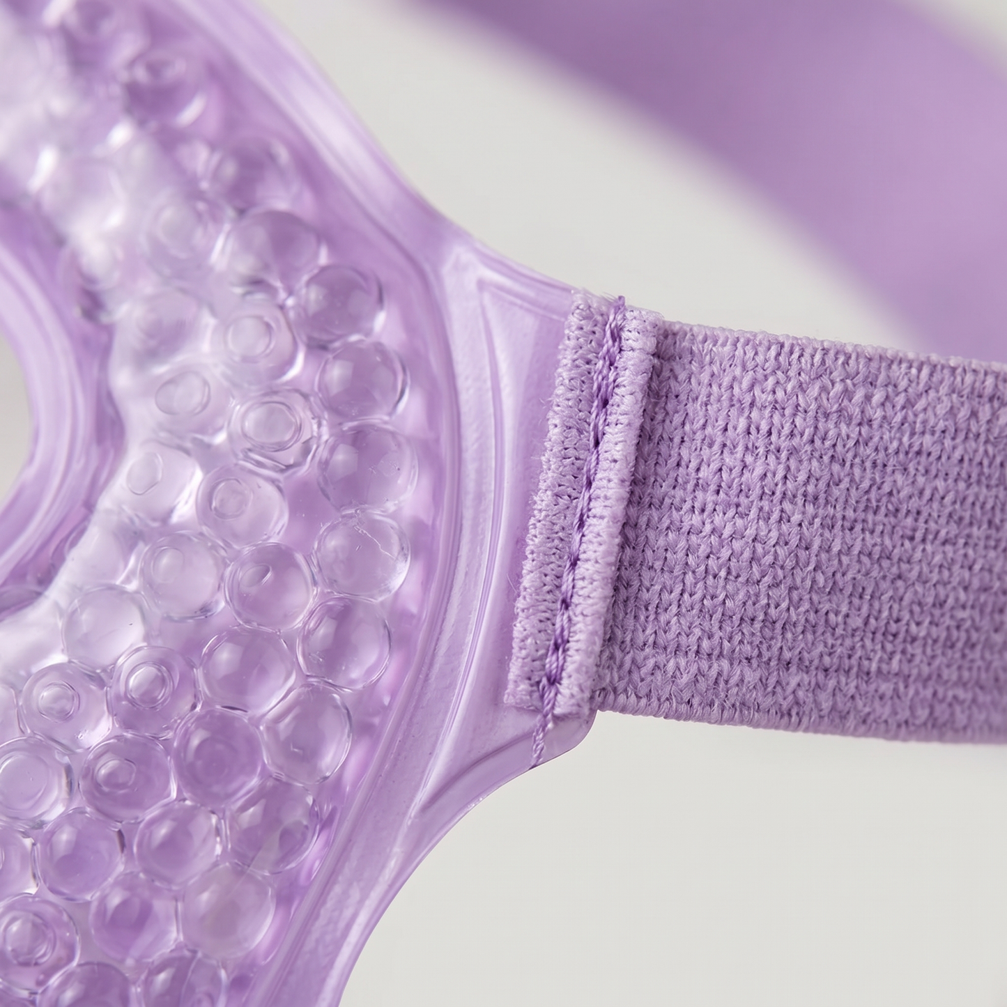 Lila Gel-Gesichtsmaske Nahaufnahme Gel-Textur und elastisches Band