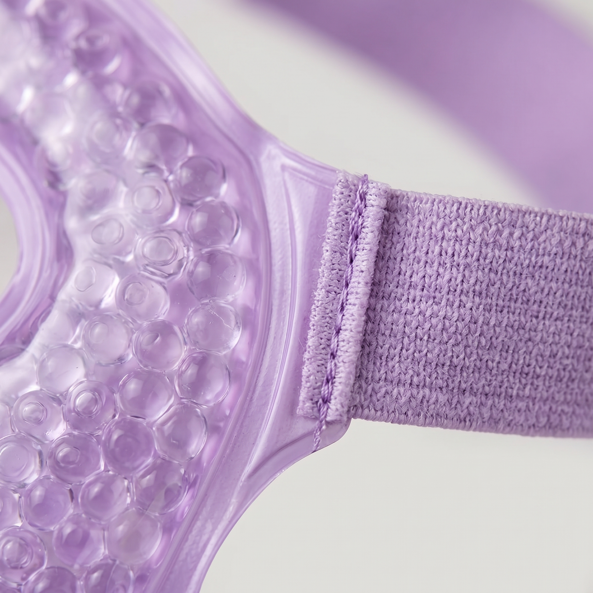 Lila Gel-Gesichtsmaske Nahaufnahme Gel-Textur und elastisches Band