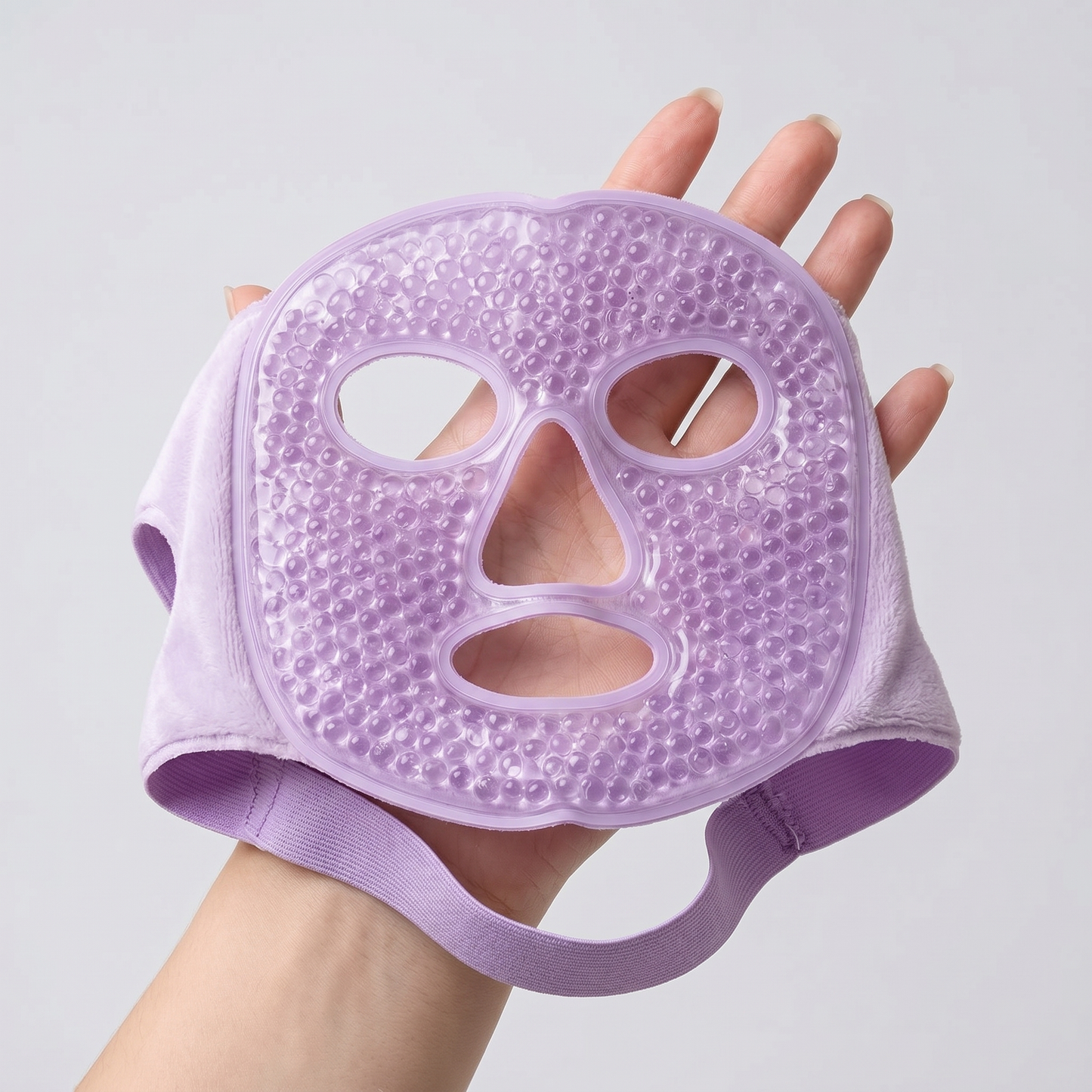 Lila Gel-Gesichtsmaske in der Hand zeigt die Groesse