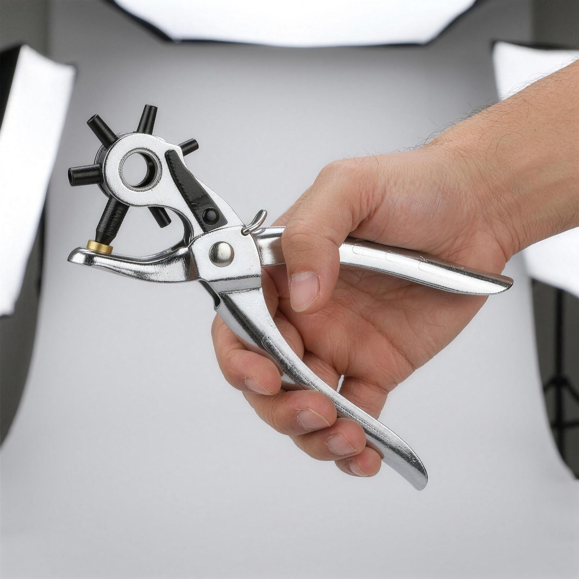 Revolverlochzange in der Hand – Größenvergleich ca. 23 cm