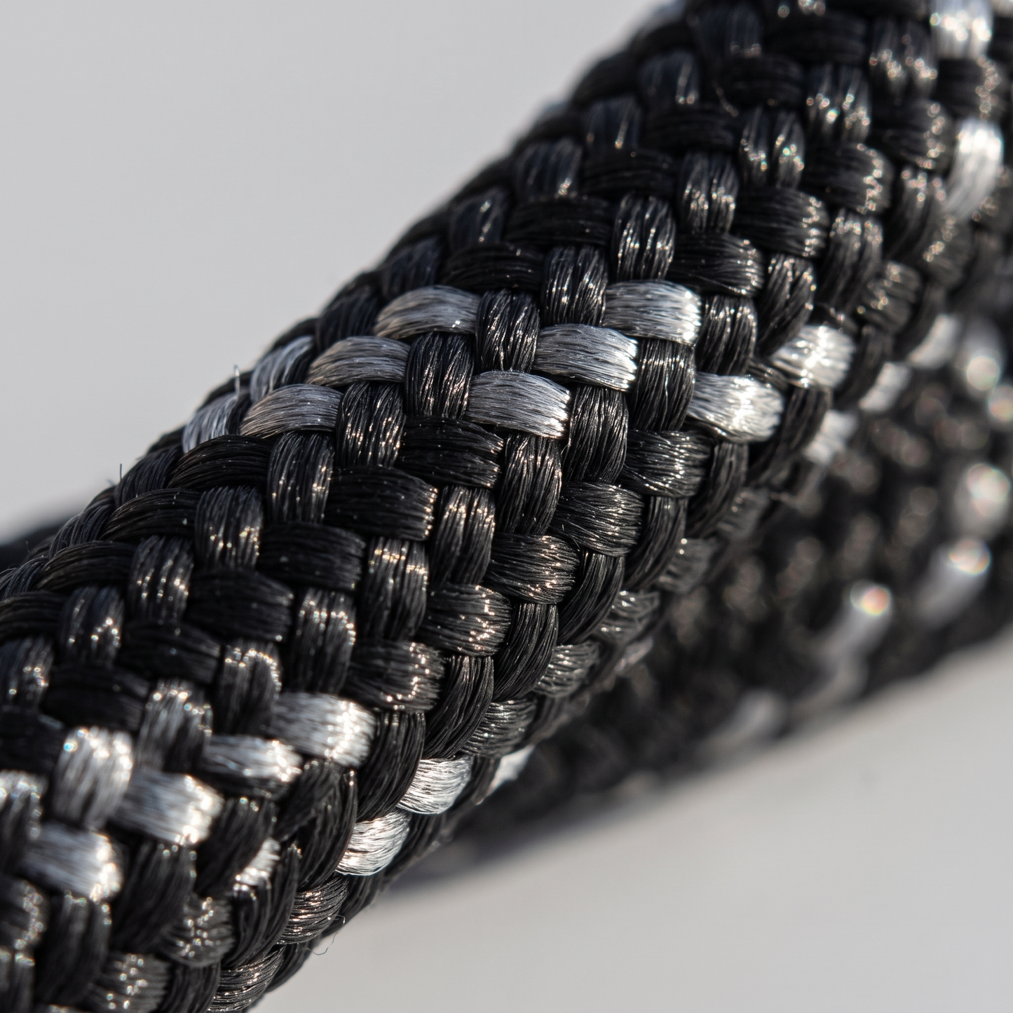Makroaufnahme des 12 mm Polypropylen-Seils mit reflektierenden Fäden