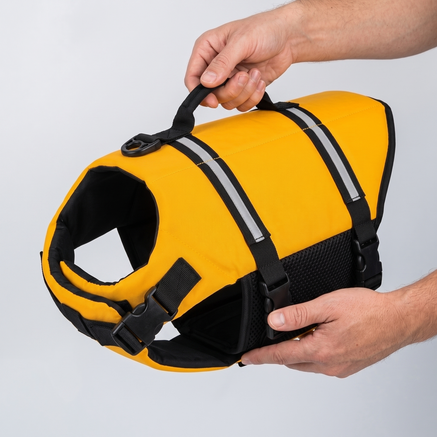 Größenvergleich der Schwimmweste in der Hand