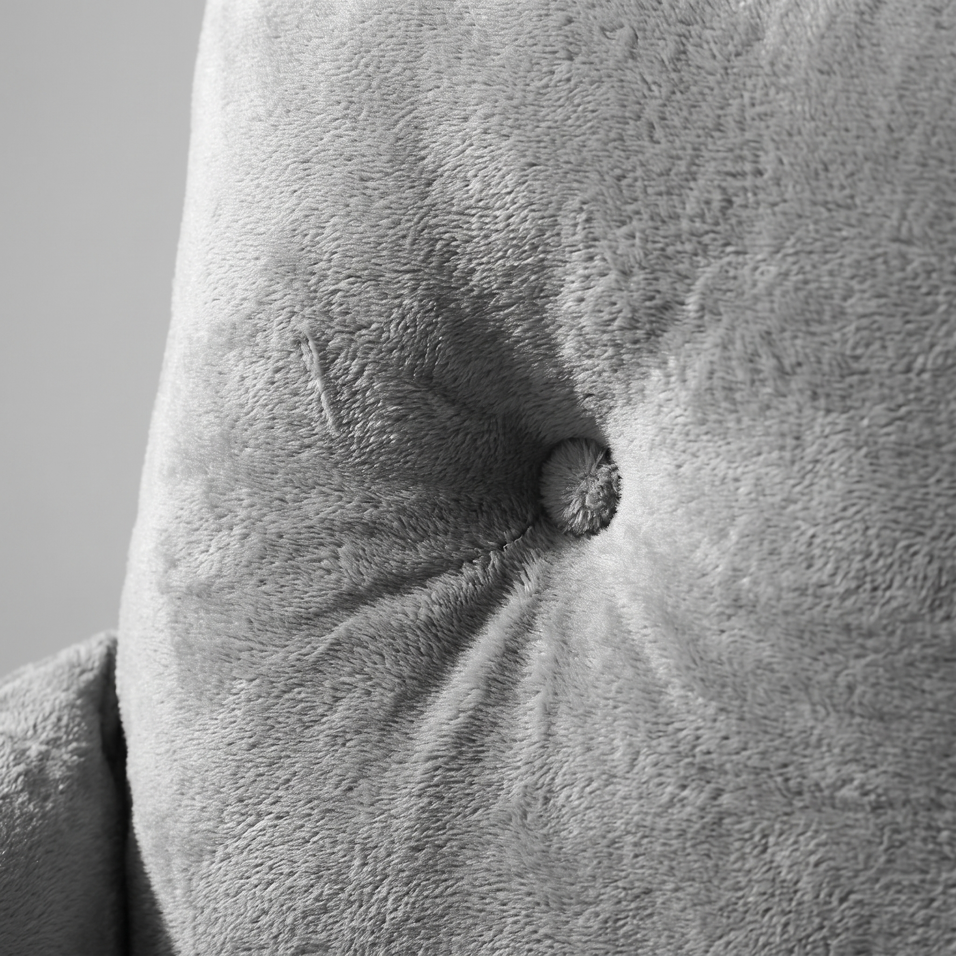 Detail: weiches graues Plüschmaterial