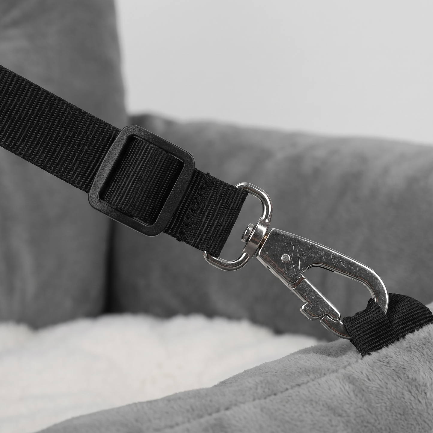 Detail: verstellbarer Gurt mit Metallkarabiner