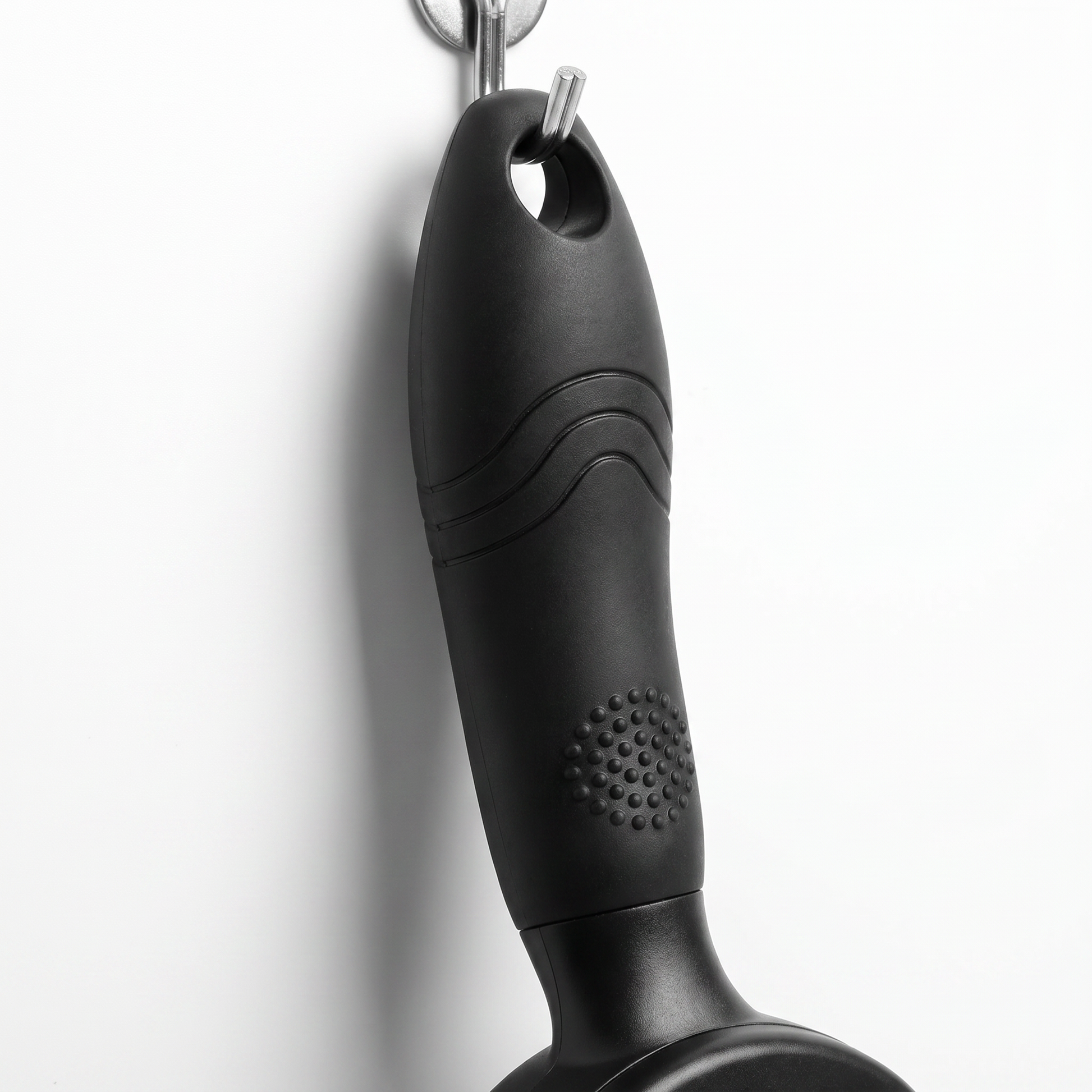 Ergonomischer Soft-Griff mit Daumenauflage und Aufhängeöse