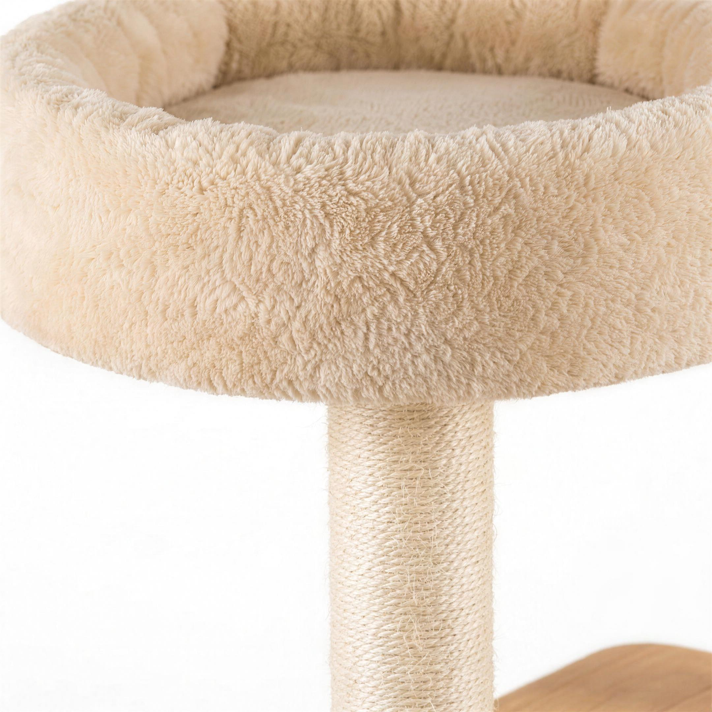 Detail Plüsch-Hochbett und Sisal-Kratzstamm des Kratzbaums