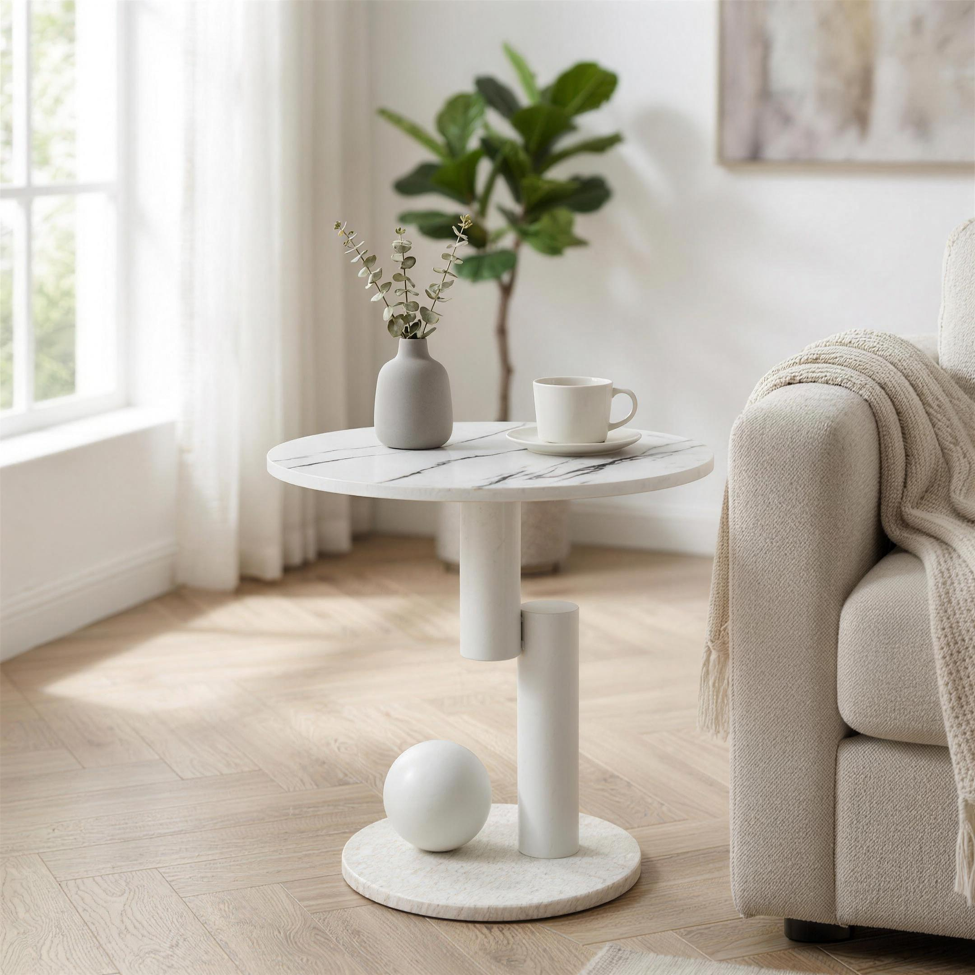 Beistelltisch neben Sofa im Wohnzimmer